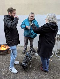 PXL_20241213_152157132 (002).jpg Hund am Feuer